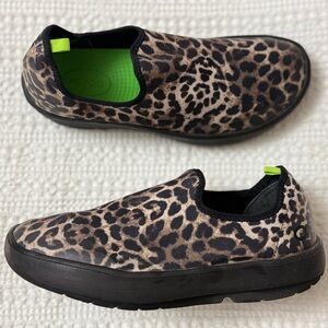 Women’s OOFOS OOmg Eezee Low Recovery Comfort Slip Size US 9 Leopard Print Comfy
